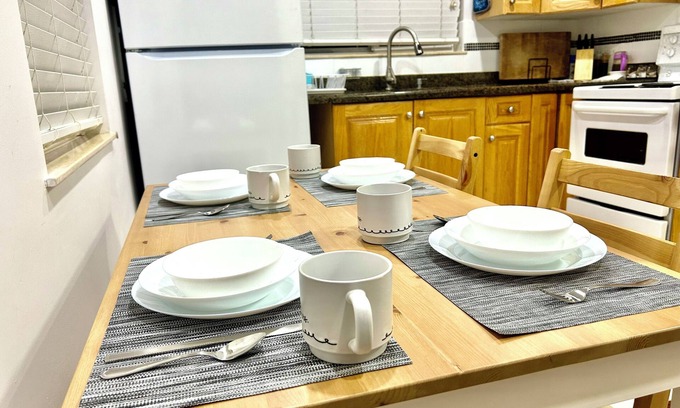 Renfrew-Collingwood House | Cozy 2-bedroom guesthouse in a convenient location