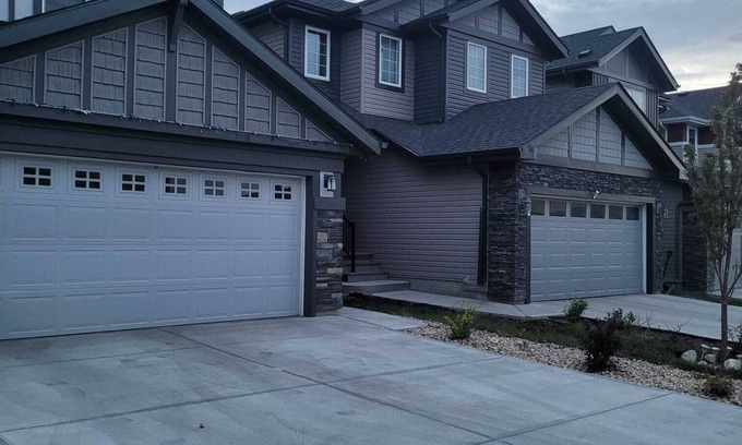 Southwest Edmonton House | COZY 2 Bedroom Guest suite with Private Entrance
