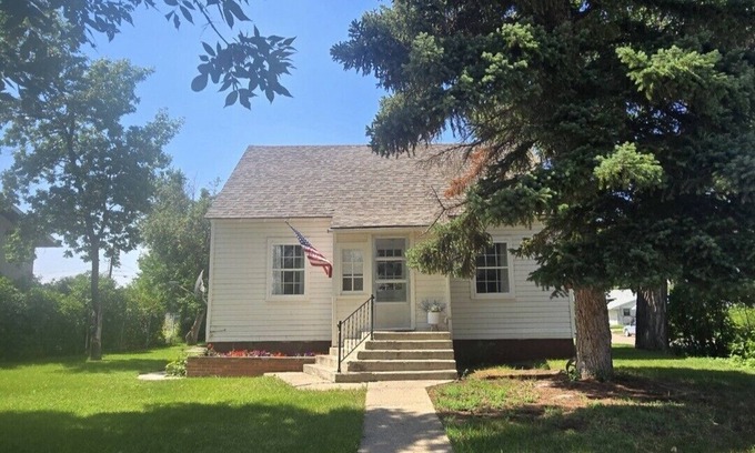 Chinook House | Cozy 2 Bedroom Historic Cottage in beautiful Chinook, Montana.