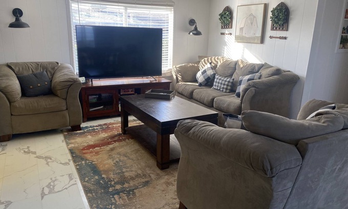 Bullhead City House | Cozy 2-bedroom house in fabulous Bullhead City with room for all your river toys