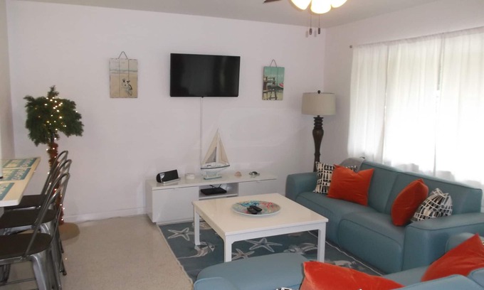 Largo House | Cozy 2 Bedroom Home Close To Gulf Beaches .