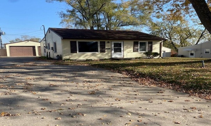 Newton House | Cozy 2 bedroom home tucked in a quiet neighborhood