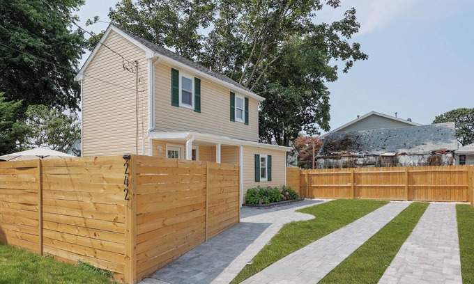 Long Branch House | Cozy 2-Bedroom Home: Modern Amenities, WiFi, and AC—3 Blocks from Pier Village