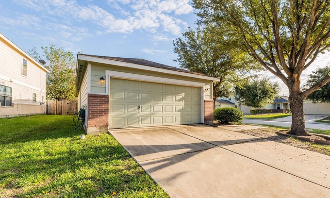 Houston House | Cozy 2-Bedroom Home w/Study Room near IAH Airport