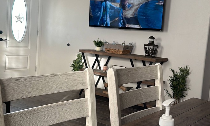 Brownsville House | Cozy 2-bedroom house in nice Brownsville with WiFi, AC
