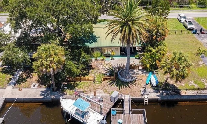 Marthas Vineyard House | Cozy 2-bedroom house on the canal in charming Port Richey with AC, & WiFi.
