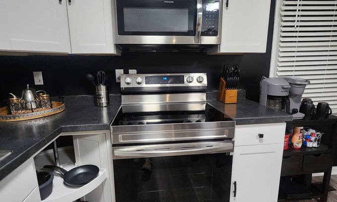 Weaverville House | Cozy 2-bedroom house in charming Weaverville with WiFi, AC