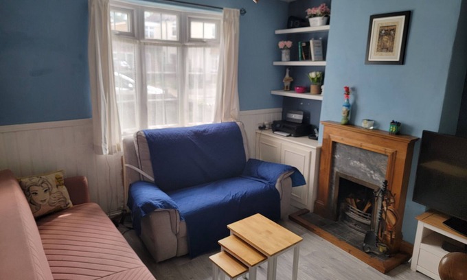 Chessington North and Hook House | Cozy 2 bedroom house