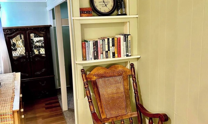 Stoneham House | Cozy 2-bedroom house in a tranquil neighborhood in Stoneham with WiFi, AC