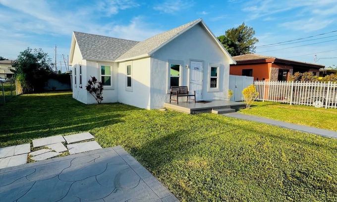 Gladeview House | Cozy 2-bedroom house in enjoyable Miami with WiFi, AC, and close to everything!