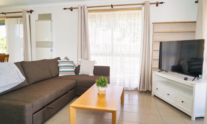 Werribee House | COZY 2 BEDROOM HOUSE/MELBOURNE