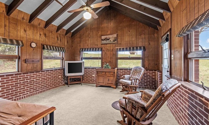 Dauberville House | Cozy 2-bedroom house outside Reading with WiFi, three-season room.