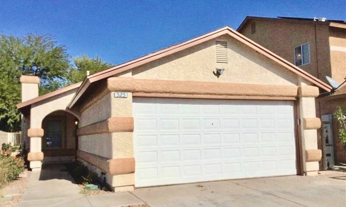 Pittmann House | Cozy 2-bedroom house in Henderson with WiFi, AC, Solar