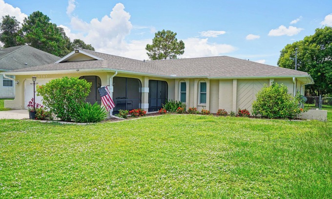 North Port House | Cozy 2-bedroom house in North Port with Caged Pool and Canal
