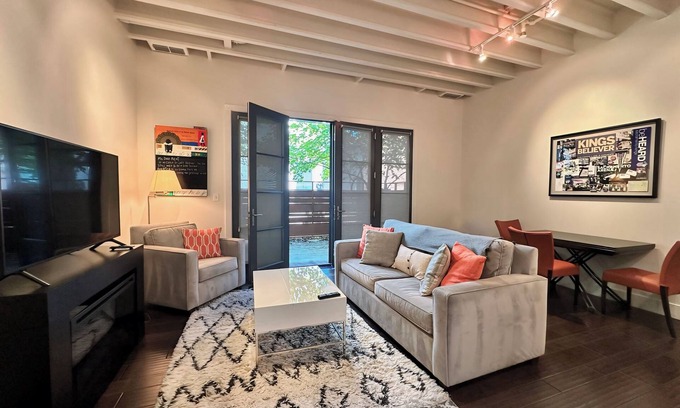North Oak Park House | Cozy 2 bedroom house 5 minutes to downtown and UC Davis Medical