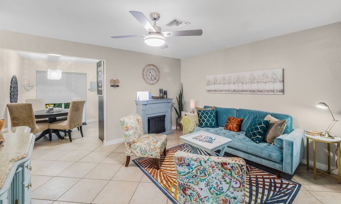 Cooper City House | Cozy 2-bedroom, King Bed, private yard, firepit