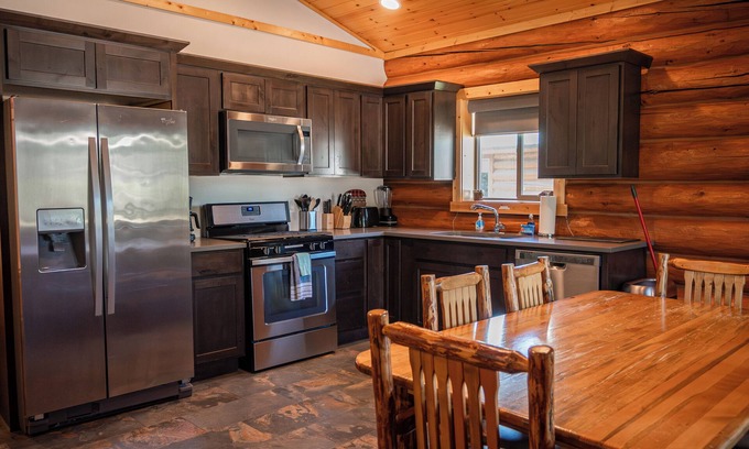 Bonners Ferry Cabin | Cozy 2-Bedroom Log Cabin Retreat Near Town – Full Kitchen