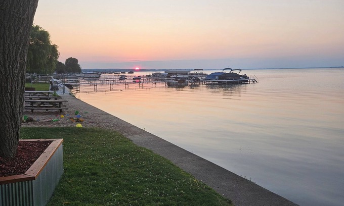Houghton Lake Cabin | Cozy 2-bedroom log cabin in charming Houghton Lake with AC