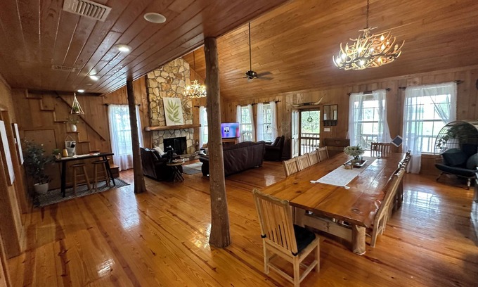 Cut Off Cabin | Cozy 2-bedroom lodge in enjoyable Cut Off with WiFi, AC