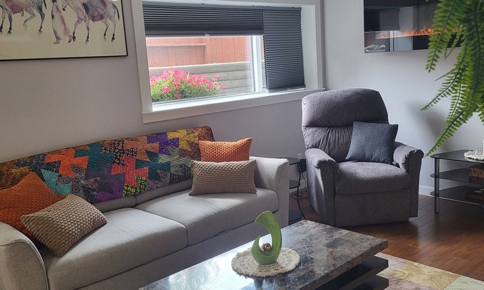 Inglewood House | Cozy 2-bedroom lower suite. 10 mins to downtown. Near! Max Bell & Fort Calgary.