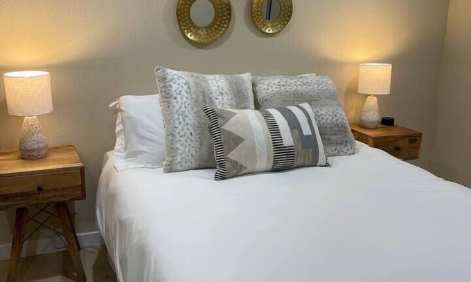 Lakeview Apartment | Cozy 2 bedroom Mainstreet Stay