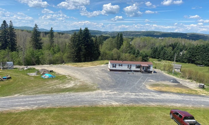 Saint David House | Cozy 2-bedroom mobile home in charming Madawaska with AC, WiFi