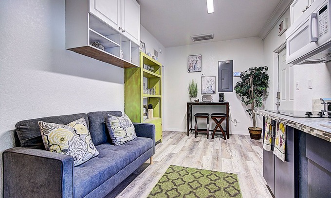 East Tampa Apartment | Cozy 2 bedroom Near Downtown Pet-Friendly