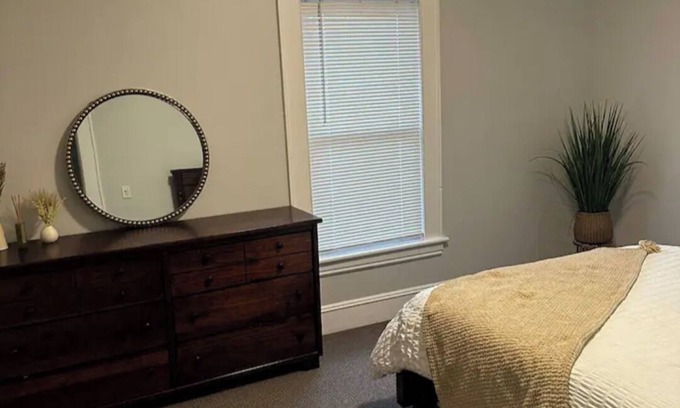 Bridgeport Apartment | Cozy 2 bedroom near Bridgeport Hospital