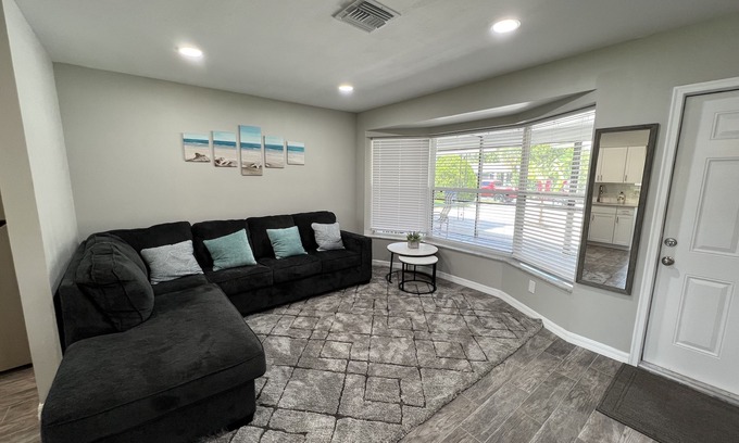 Warm Mineral Springs House | Cozy 2 Bedroom near the Springs