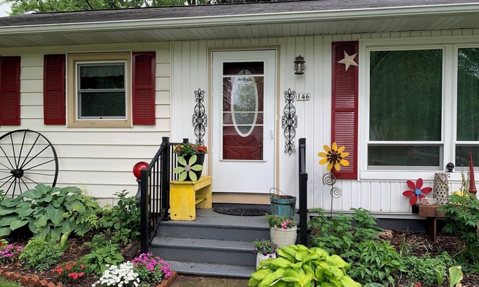 Berlin House | Cozy 2 bedroom, non smoking home 20 minutes from EAA! Pet friendly.