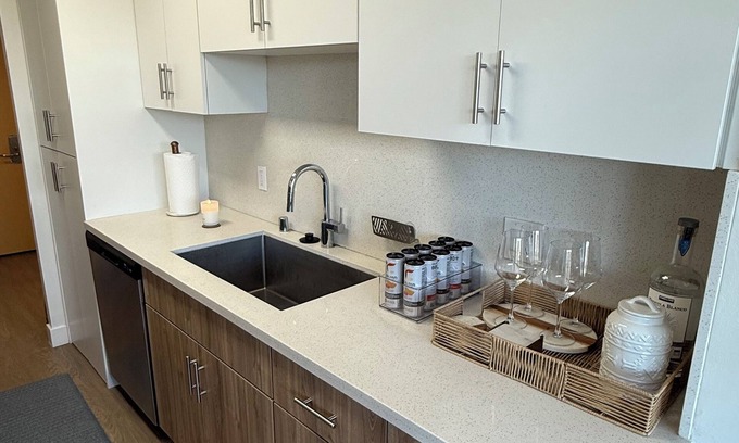 Ocean Park Apartment | Cozy 2-bedroom Oasis apartment in Santa Monica, w/all amenities optimal Location