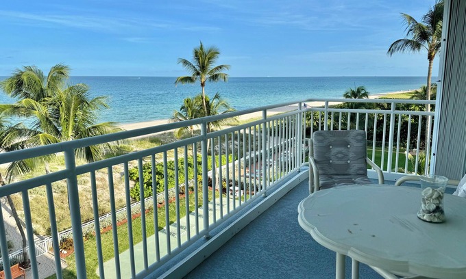 Bel Air Apartment | Cozy 2-bedroom Oceanview Penthouse apartment with AC, WiFi