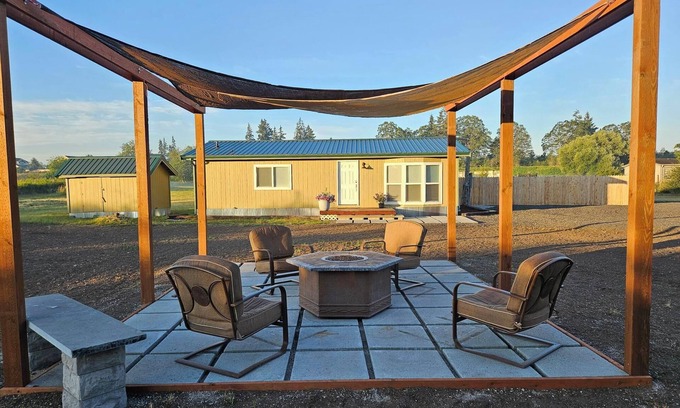 North Yelm House | Cozy 2-bedroom on 10 acres with WiFi, AC in wonderful Yelm