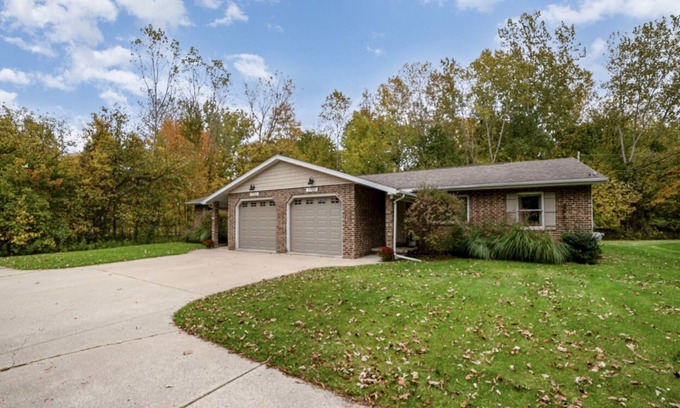 Freeland Condo | Cozy 2 bedroom plus 1 bath modern Duplex with desk, laundry and outdoor space!