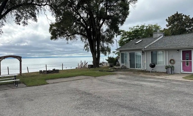 Tawas City Resort | Cozy 2-bedroom resort in Tawas City, MI on lake Huron with private deck/beach