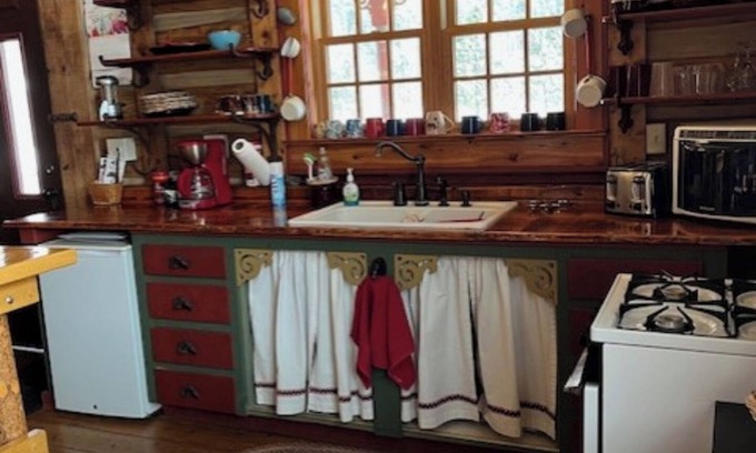 Nemo Cabin | Cozy 2 bedroom rustic cabin, once long ago, a BARN, today called BARNHOUSE…!