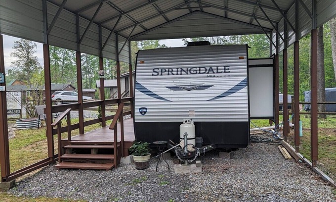 Pipestem House | Cozy 2-bedroom RV in amazing Pipestem with AC, WiFi and Heat Smart TV