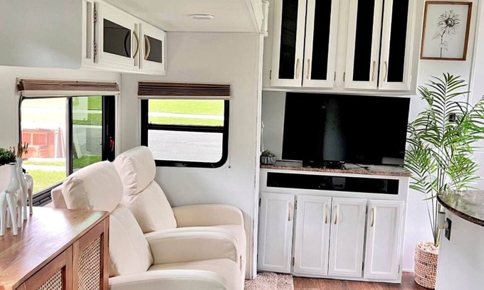 East County Civic Group House | Cozy 2-bedroom RV in excellent Valrico/Tampa with WiFi, AC, Heat, Hot water