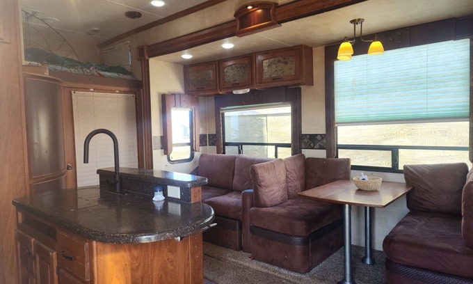 Okotoks House | Cozy 2-bedroom RV in phenominal location with AC, WiFi