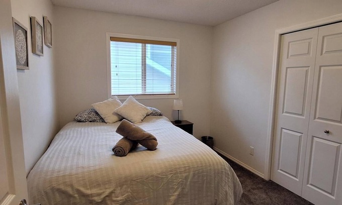 Royal Oak House | Cozy 2-Bedroom Shared Space (Not an Entire Home) – Your Gateway to the Mountains