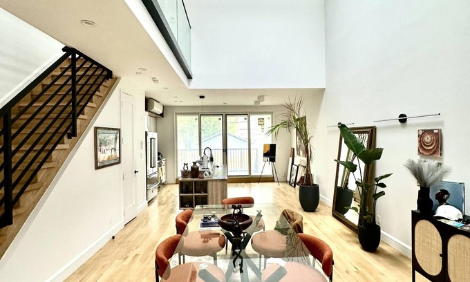 East Flatbush House | Cozy 2-bedroom Townhome in charming Brooklyn with AC, WiFi