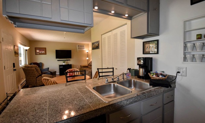 Lakewood House | Cozy 2-bedroom townhome in gorgeous Lakewood with WiFi, AC