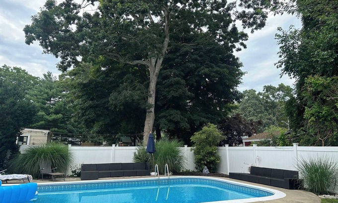 Riverside House | Cozy 2-bedroom, 1-bathroom house in beautiful East Providence/Riverside.