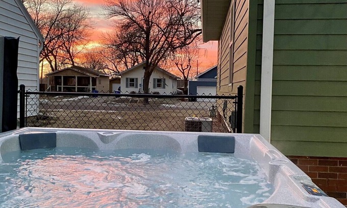 Folsom's Addition House | Cozy, 2-bedroom vacation home- 1 mile to DT: Hot Tub, 86" TV, Golf & Fenced Yard