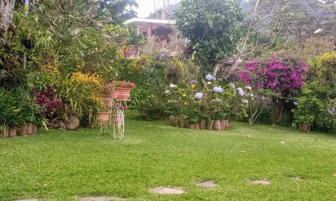 Apaneca Ski Chalet | Cozy 2-bedroom villa in quiet Apaneca with WiFi and beautiful garden, urban area
