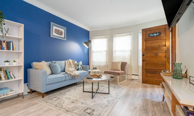 Chicago Lawn Apartment | Cozy 2- bedroom w/patio mins from Midway Airport
