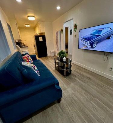 Wilshire Apartment | Cozy 2-Bedroom with 1-Bathroom Ideal for Small group in Koretown