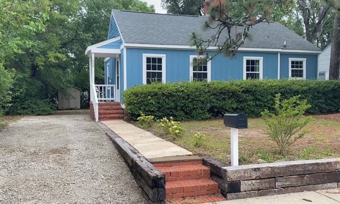 Wilmington House | Cozy 2 Bedroom with yard 7min from downtown 15min from both Beaches