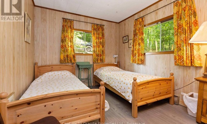 Ryerson Cottage | Cozy 2 bedroom Wood Cottage