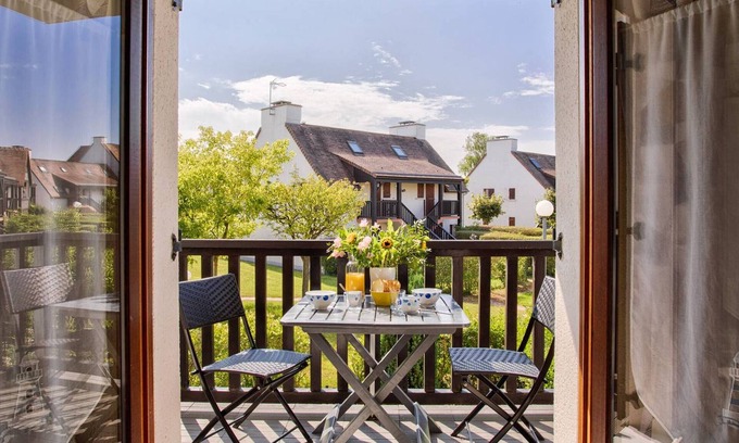 Le Home Apartment | Cozy 2-BR Apartment Near Normandy Beach with Private Parking